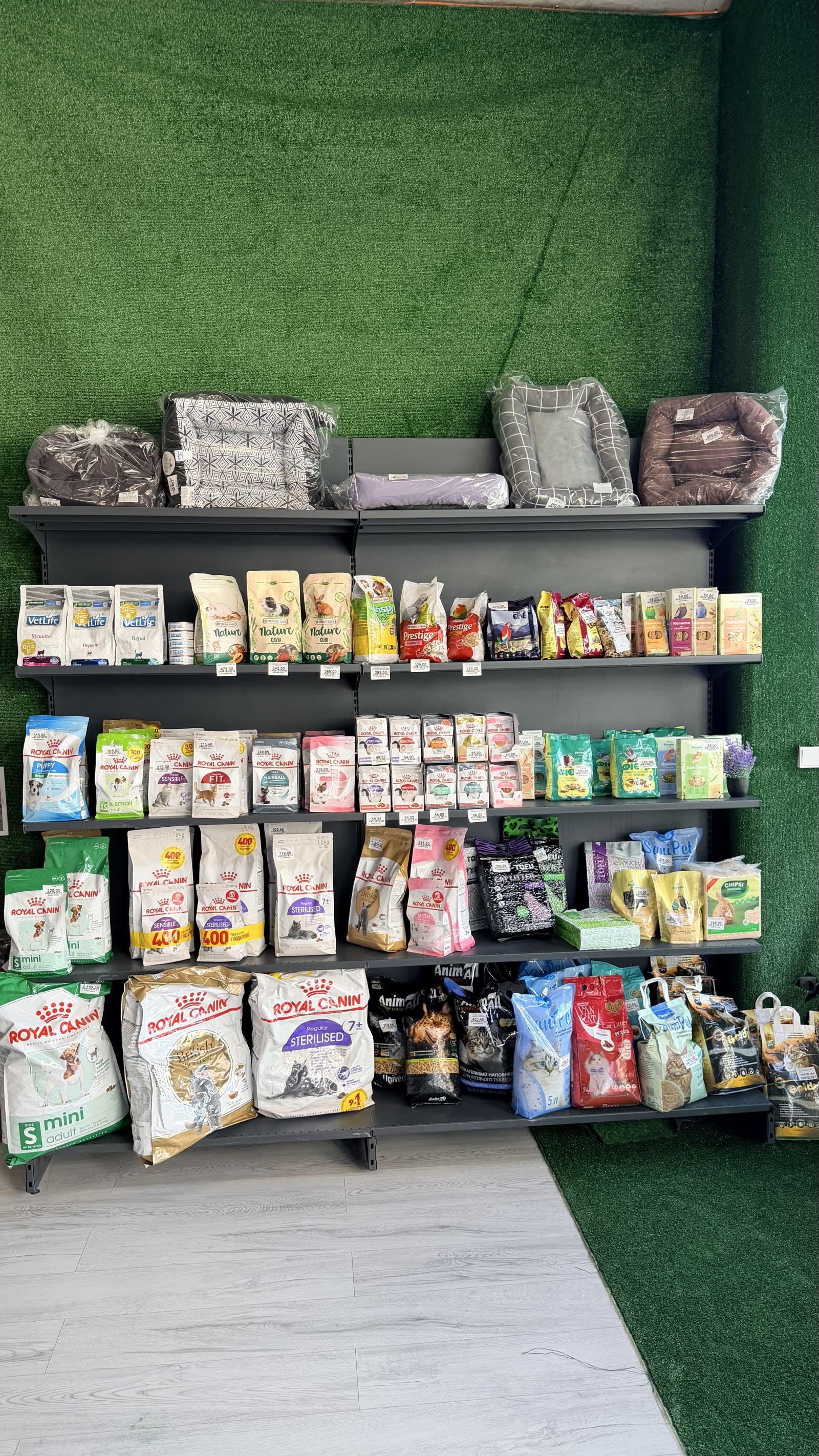 Полиця з косметикою для грумінгу в магазині Zoo&Groomer на Виноградарі